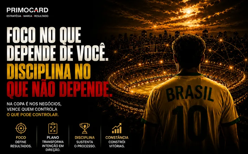 Jogador com camisa do Brasil observando um estadio iluminado durante a noite. A imagem representa foco, disciplina, planejamento e constancia como fatores fundamentais para resultados nos esportes e nos negocios.