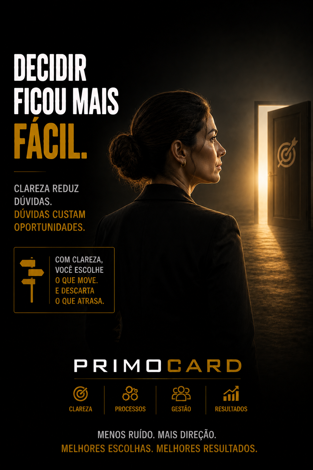Executiva observando uma porta iluminada simbolizando decisões estratégicas.