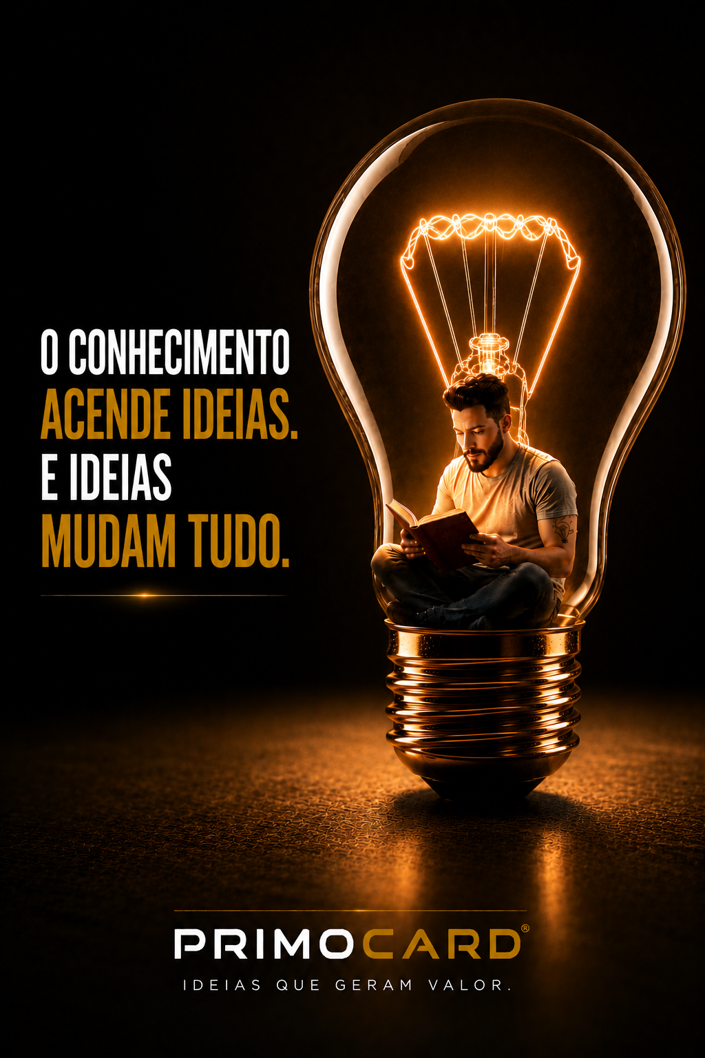 Empresário lendo dentro de uma lâmpada iluminada representando conhecimento e inovação.