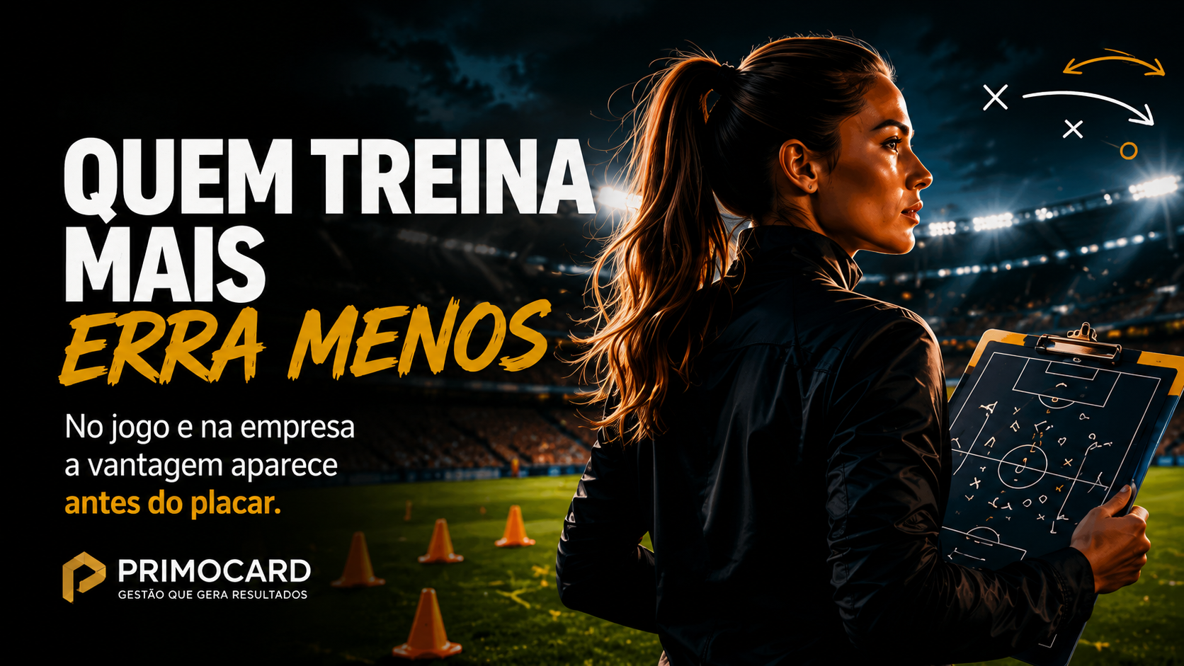 Mulher estrategista observando campo de futebol com prancheta tatica em ambiente cinematografico.