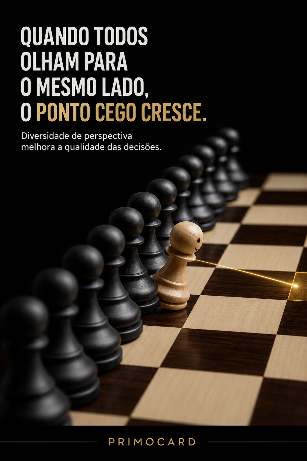 Peão de madeira diferente rompe uma fileira de peças pretas em um tabuleiro de xadrez.
