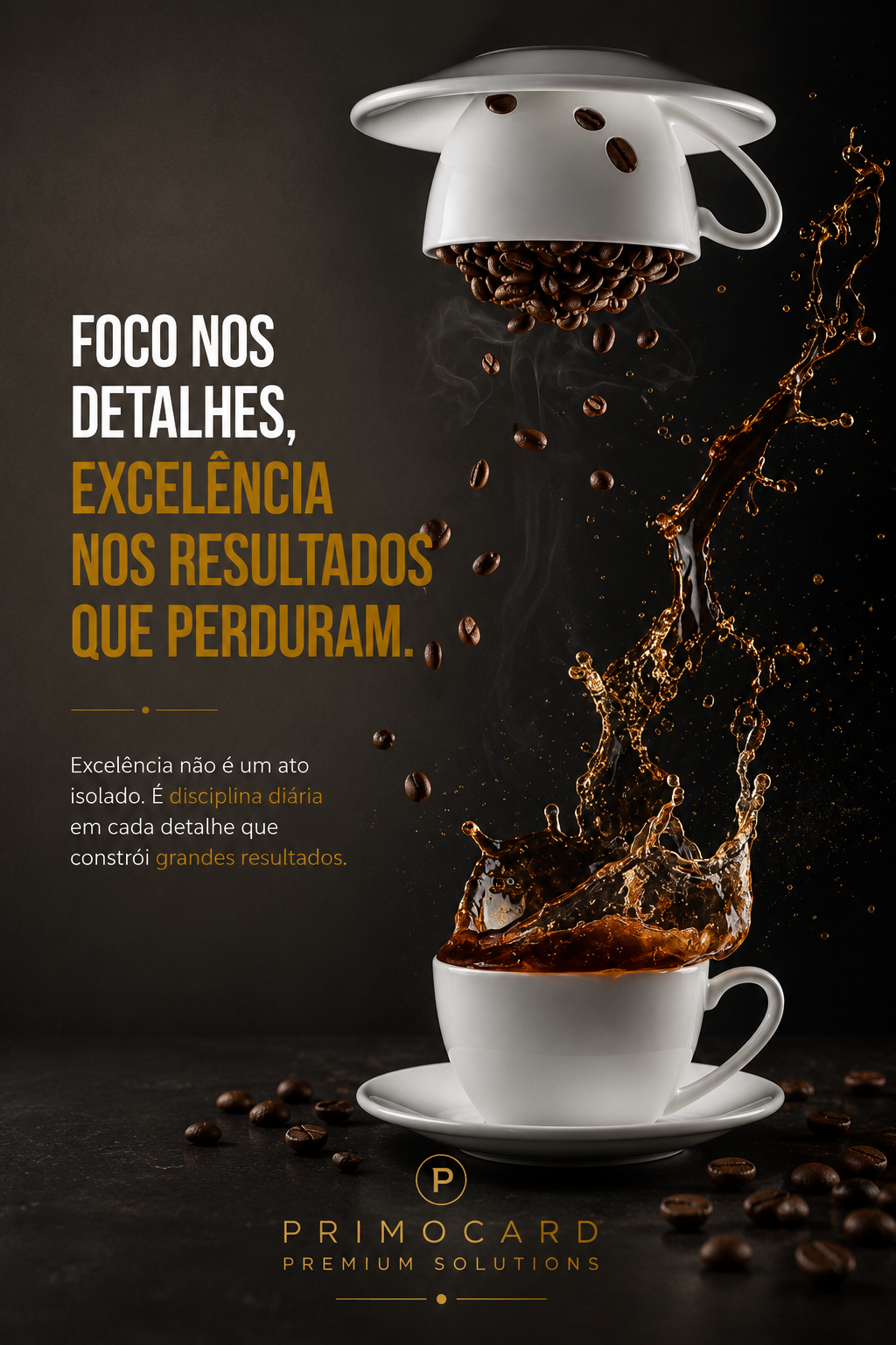 Xícara de café recebendo grãos e líquido em movimento simbolizando excelência disciplina e atenção aos detalhes.