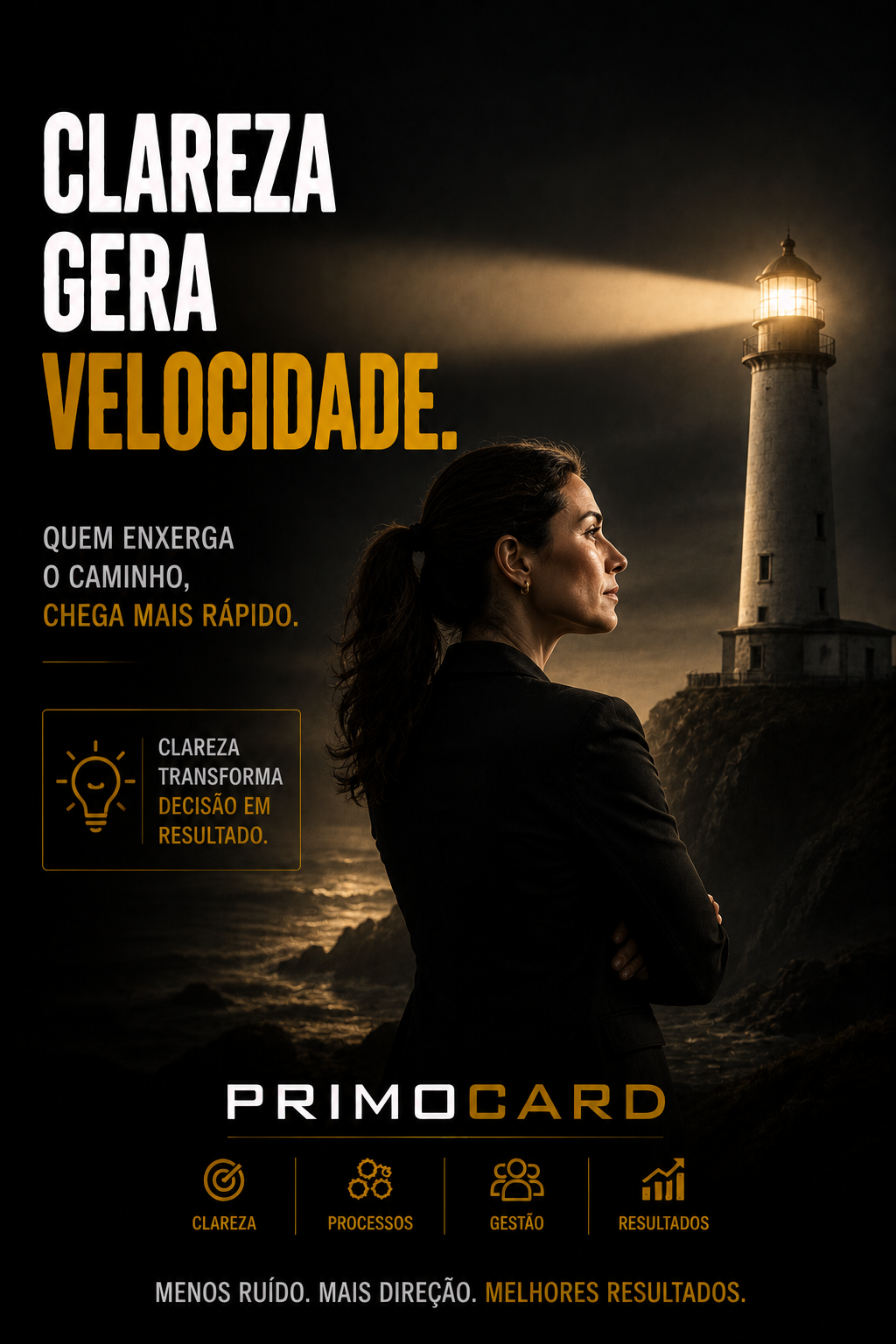 Executiva observando um farol iluminando o caminho durante a noite.