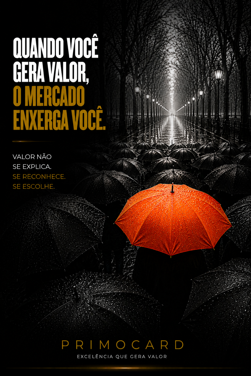 : Guarda chuva laranja em destaque entre inúmeros guarda chuvas pretos em uma avenida chuvosa.
