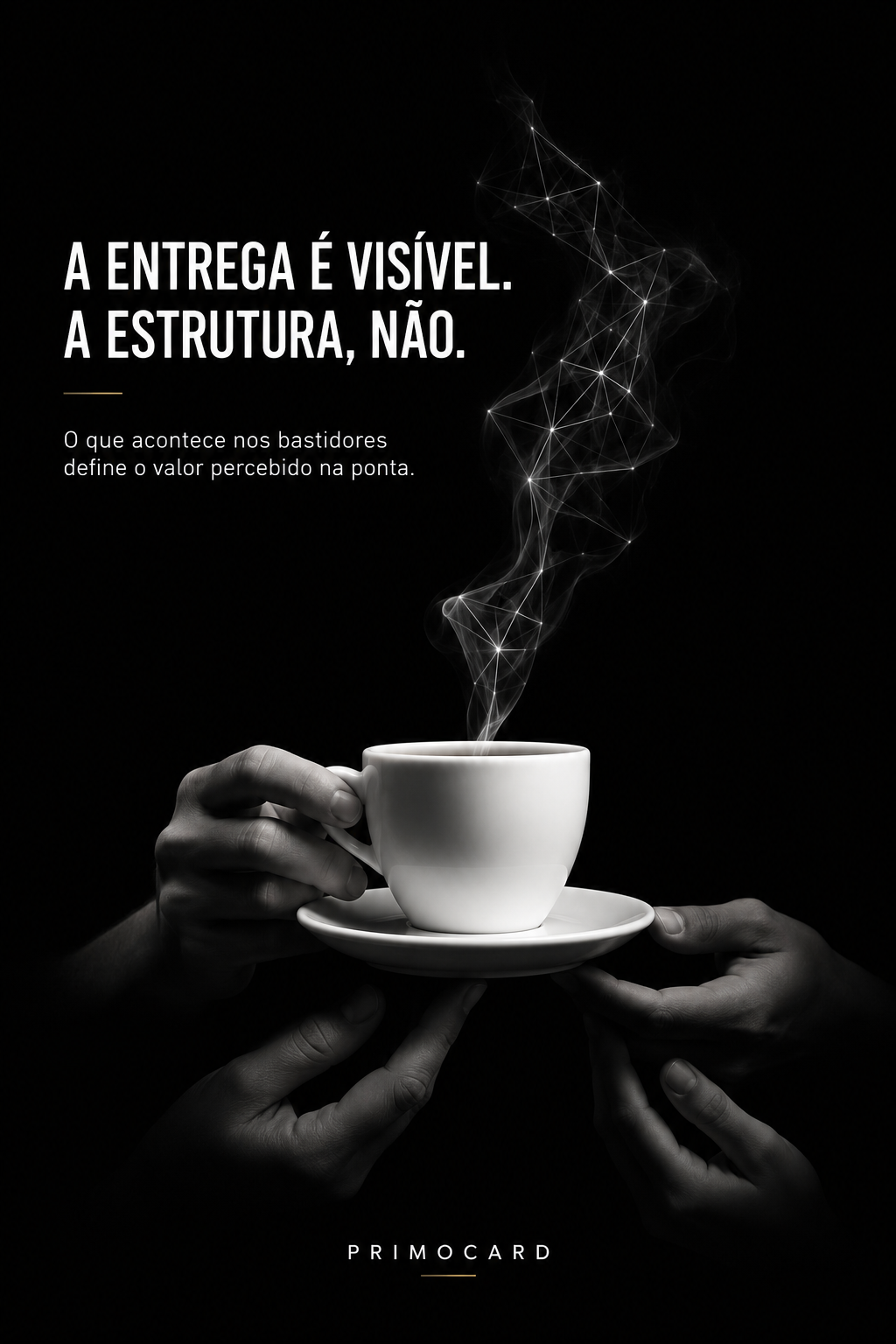 Várias mãos surgindo da escuridão para sustentar uma xícara branca, cujo vapor forma uma rede invisível de linhas e conexões.
