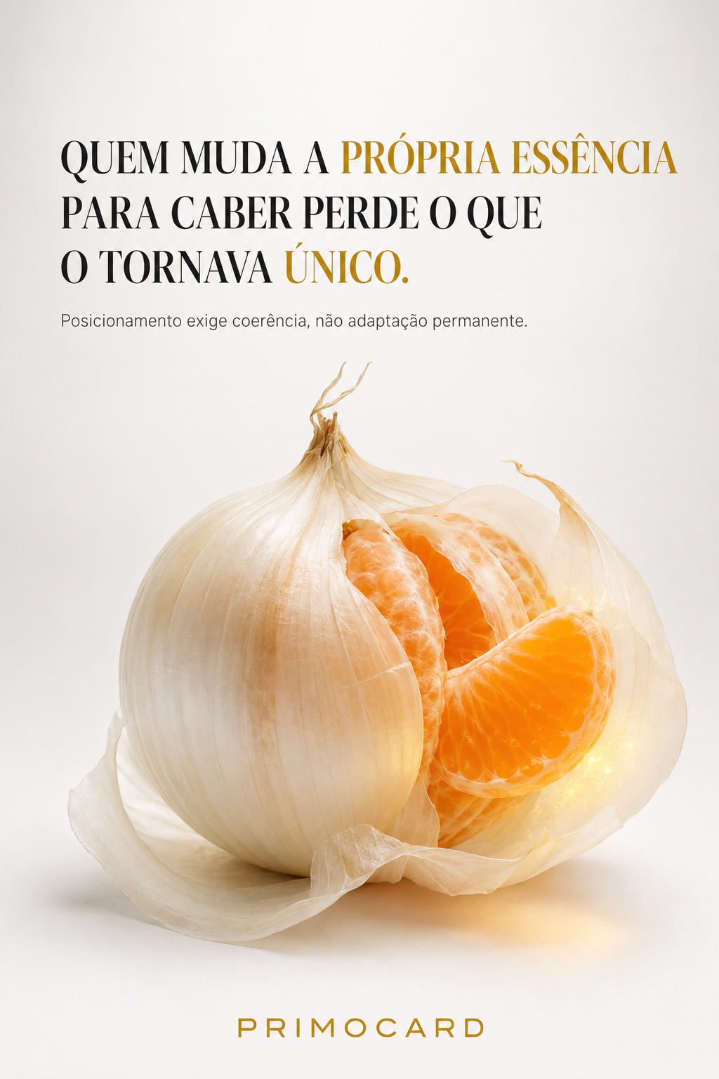 Cebola aberta que revela gomos luminosos de tangerina em seu interior.