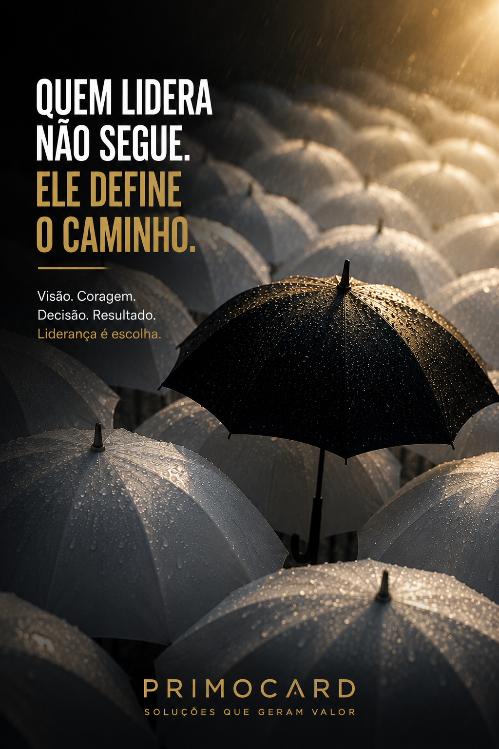 Guarda-chuva preto destacado entre vários guarda-chuvas cinza sob a chuva, representando liderança, decisão e definição de caminho.