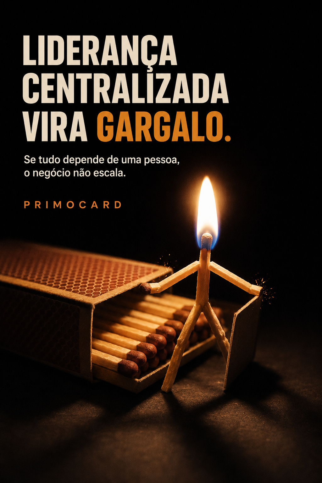 Personagem construído com fósforos acesos diante de uma caixa que contém vários fósforos ainda sem uso.