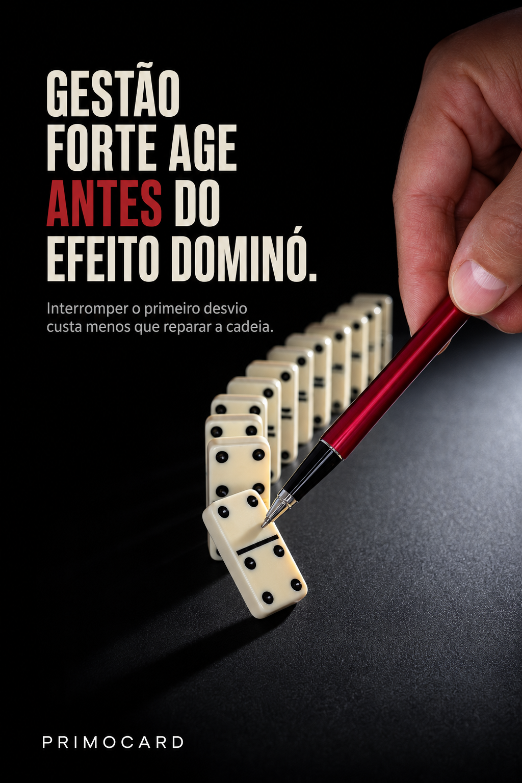 Caneta impedindo a queda de uma sequência de peças de dominó, representando a ação preventiva da gestão empresarial.