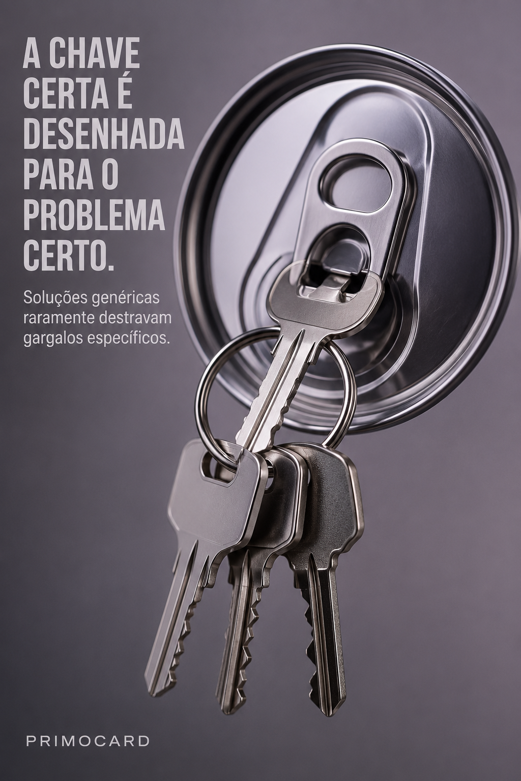Chave metálica encaixada no anel de abertura de uma lata, simbolizando uma solução criada especificamente para destravar o problema correto.