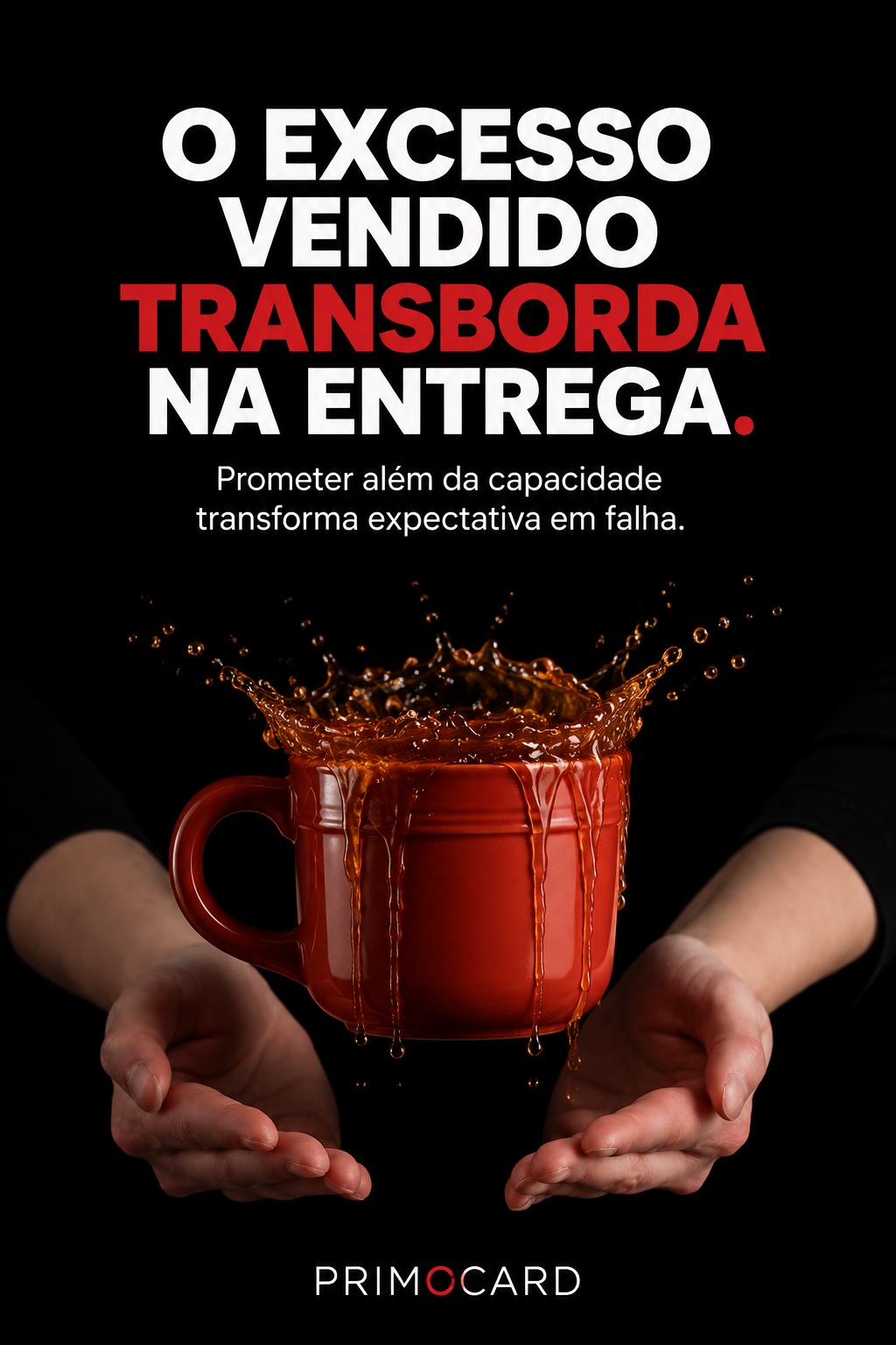 Caneca vermelha transbordando líquido sobre duas mãos, representando uma promessa maior do que a capacidade de entrega.