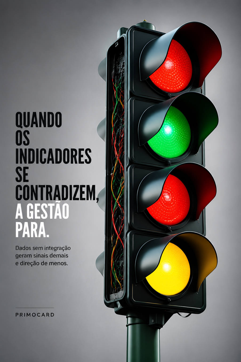 Semáforo com várias luzes acesas simultaneamente e fios expostos, representando indicadores contraditórios e dados sem integração.