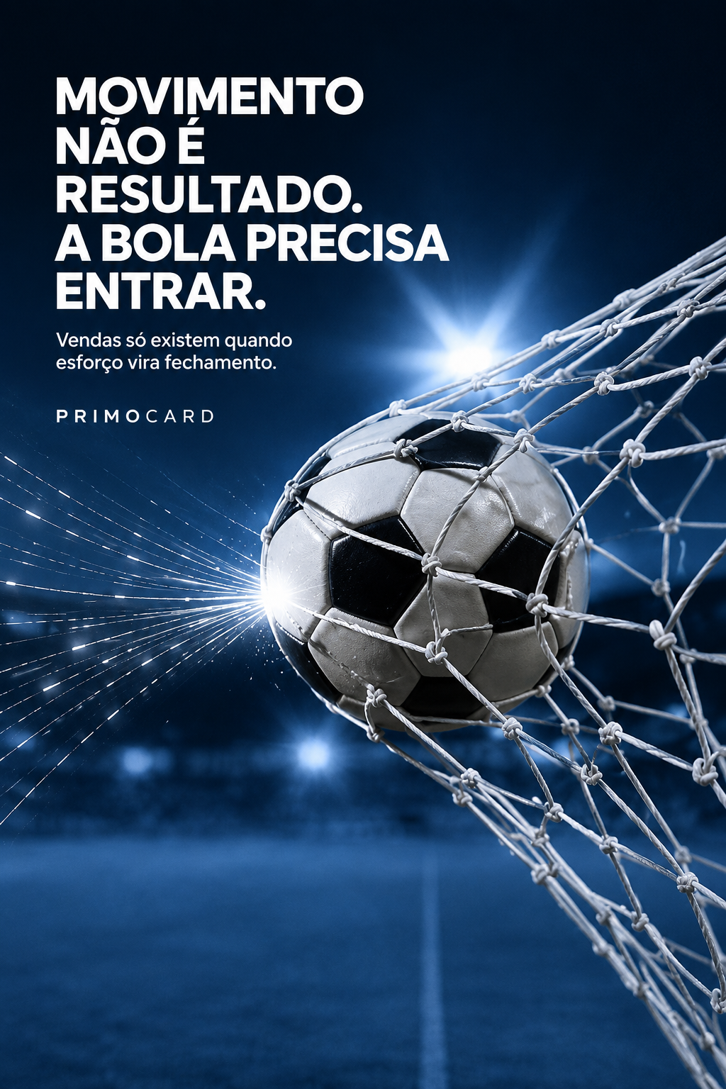 Bola de futebol entrando na rede em um estádio, representando o momento em que o esforço comercial finalmente se transforma em venda.
