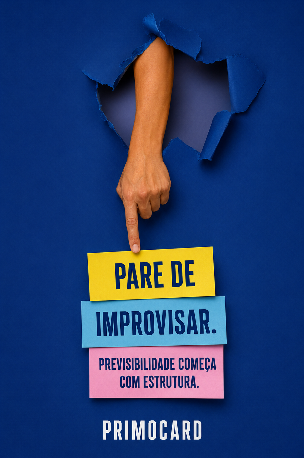 Mão aponta para cartões coloridos com a mensagem pare de improvisar, representando a necessidade de estrutura empresarial.