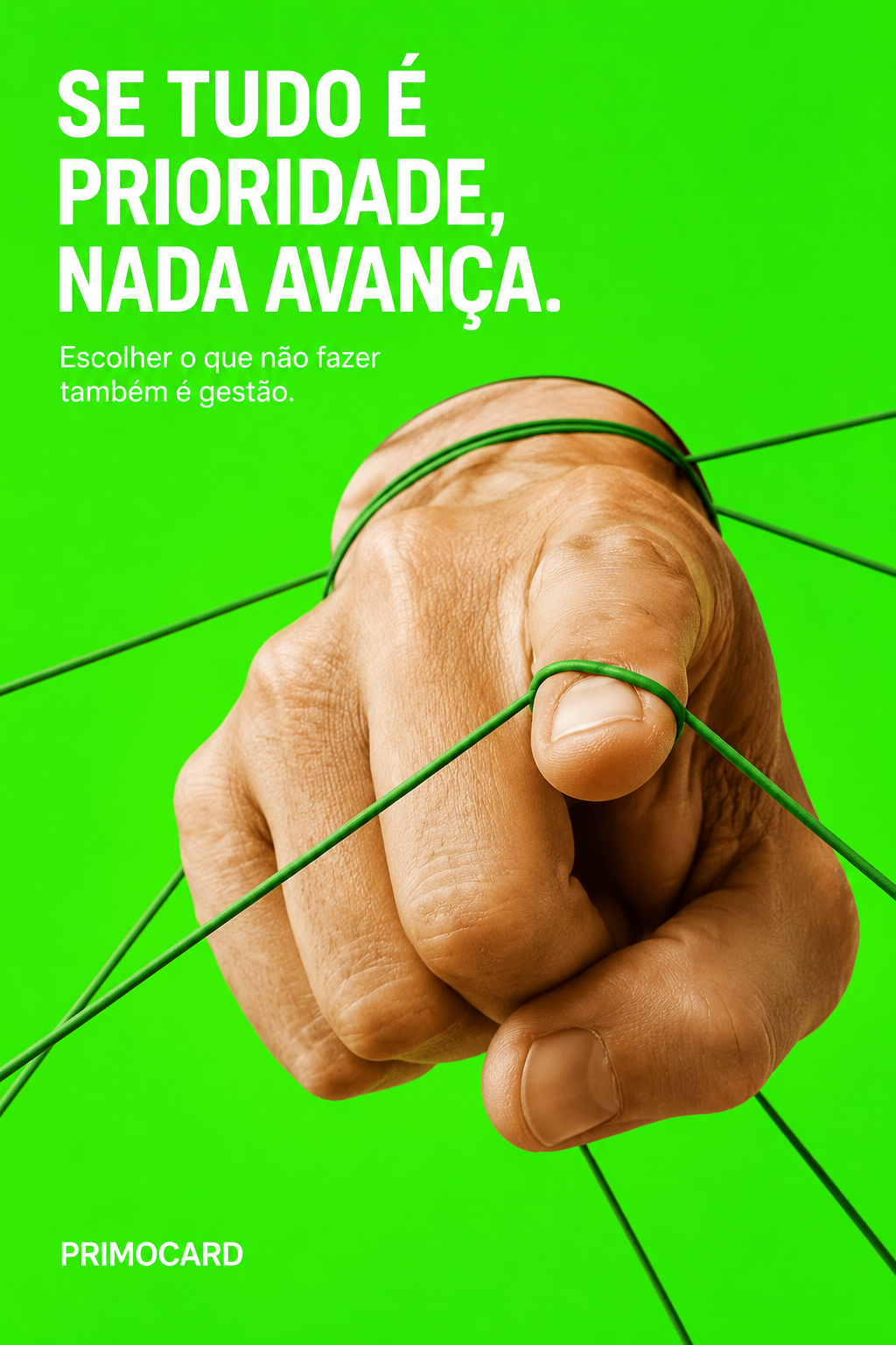 Mão presa por diversos fios verdes sobre fundo intenso, representando a paralisia causada pelo excesso de prioridades simultâneas.