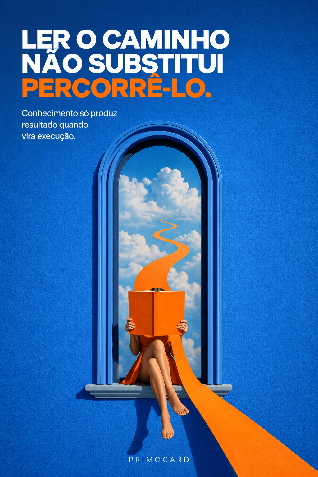 Mulher lendo um livro diante de um caminho laranja entre nuvens, simbolizando a diferença entre conhecer e percorrer uma direção.