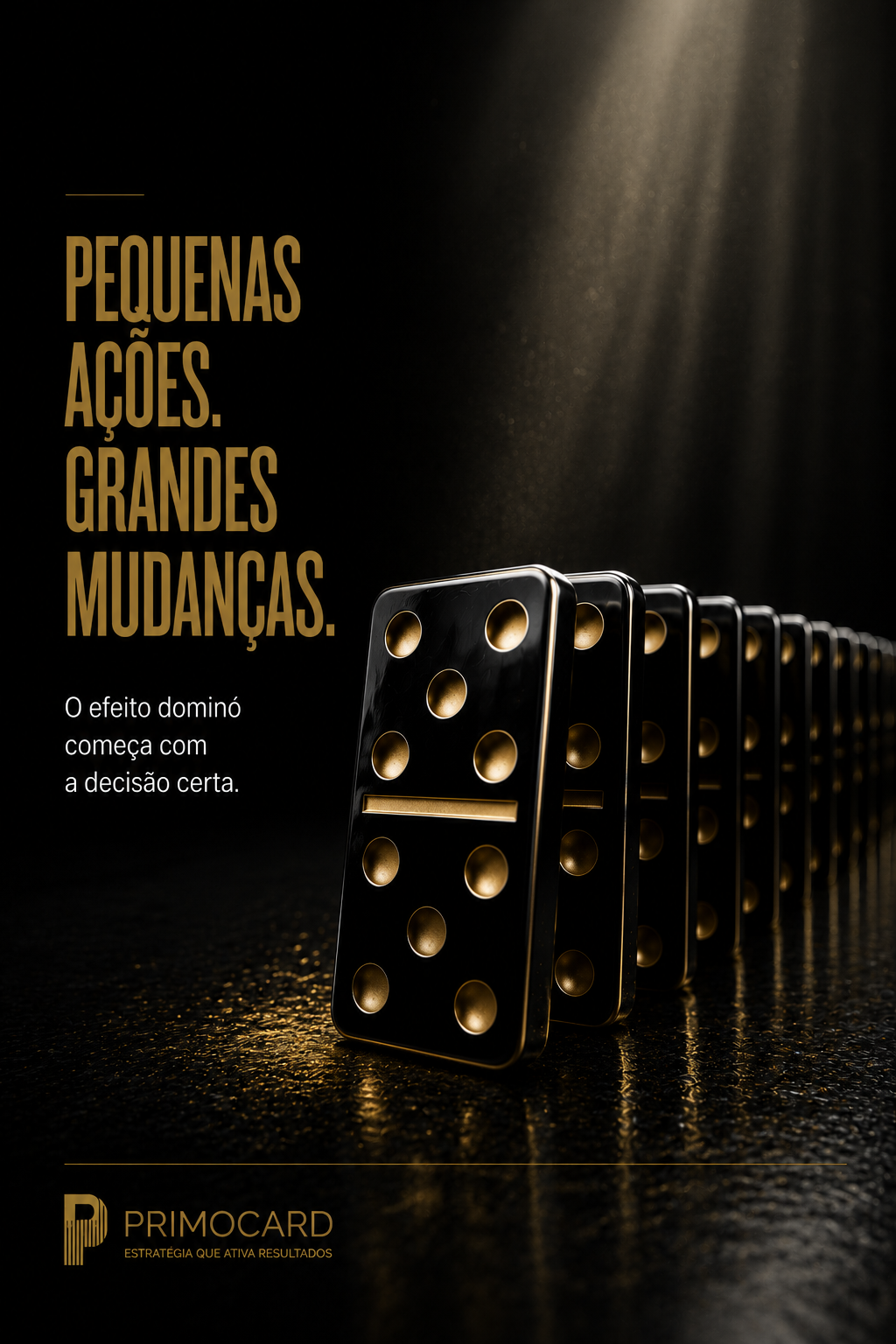 Peças de dominó pretas com detalhes dourados alinhadas, representando o efeito de uma pequena ação sobre grandes mudanças.