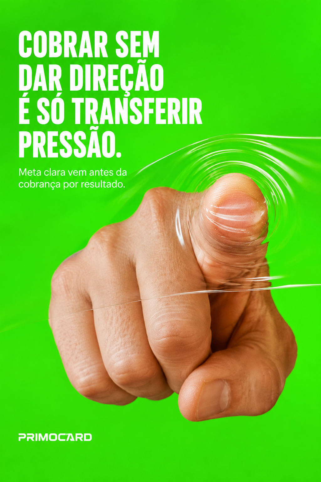 Mão pressionando uma superfície transparente para representar cobrança, pressão e necessidade de direção.