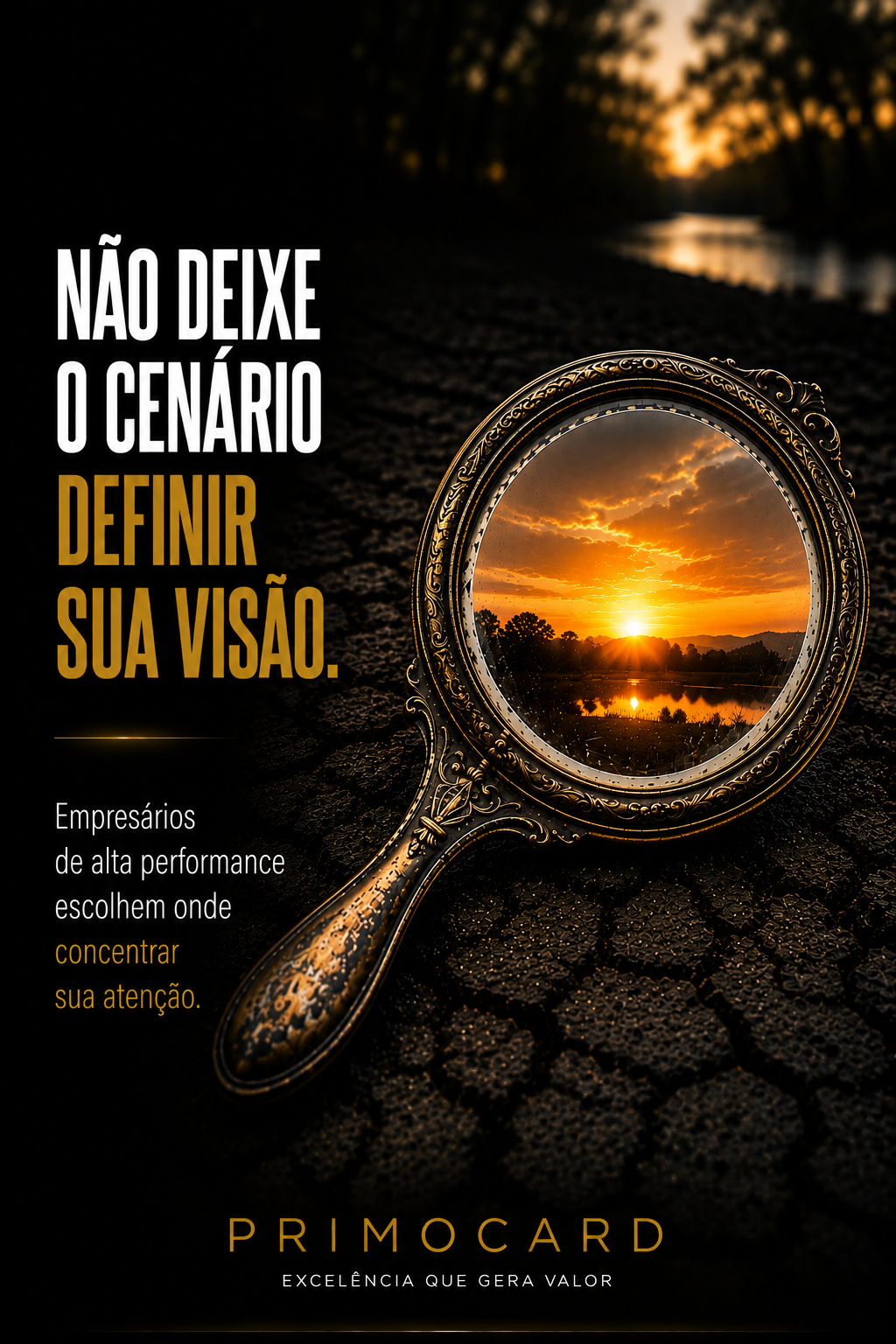 Espelho refletindo um pôr do sol iluminado enquanto está apoiado em um cenário externo escuro.
