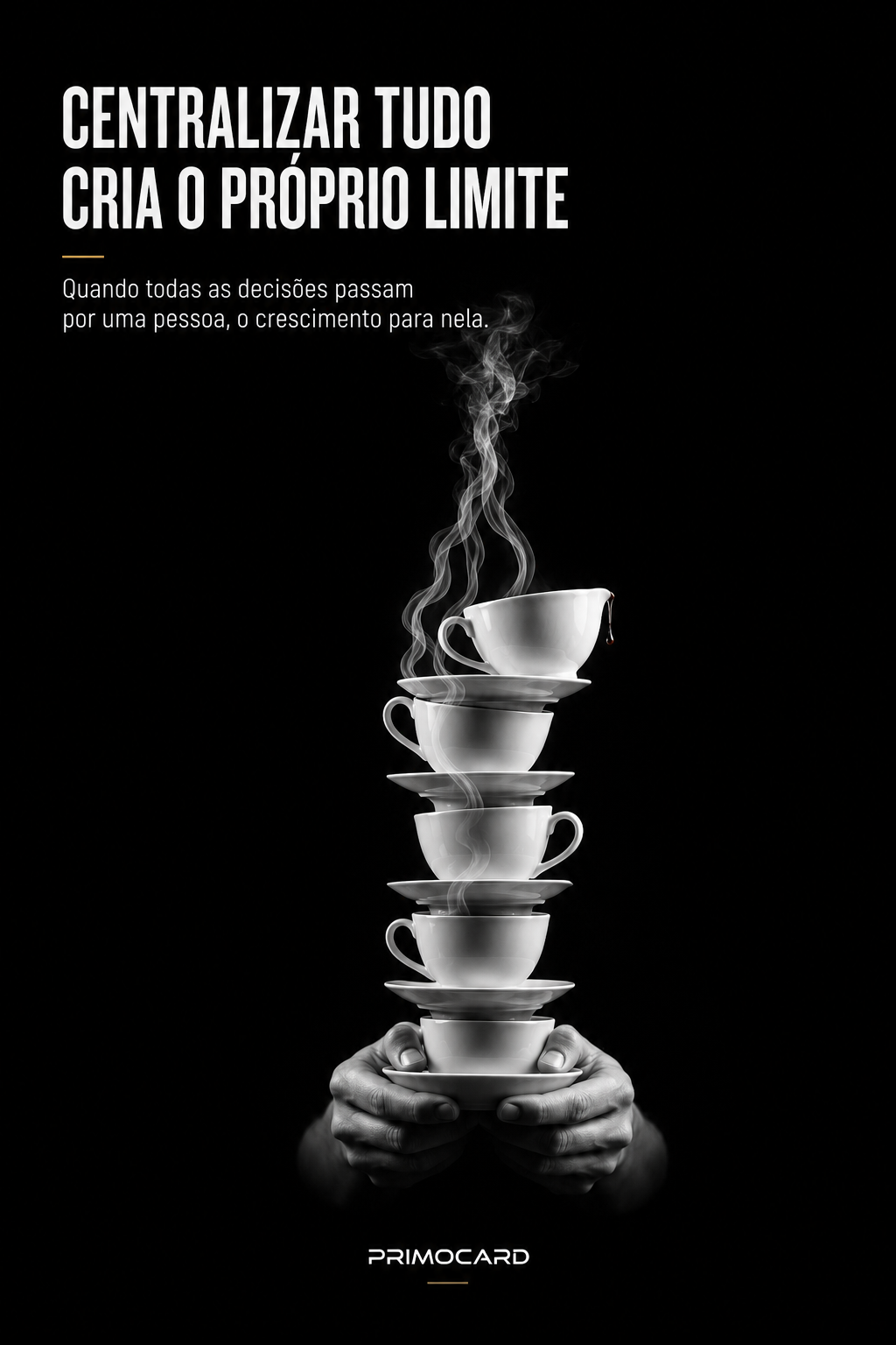 Pessoa sustentando uma pilha de xícaras de café, representando o peso da centralização excessiva nas decisões empresariais.