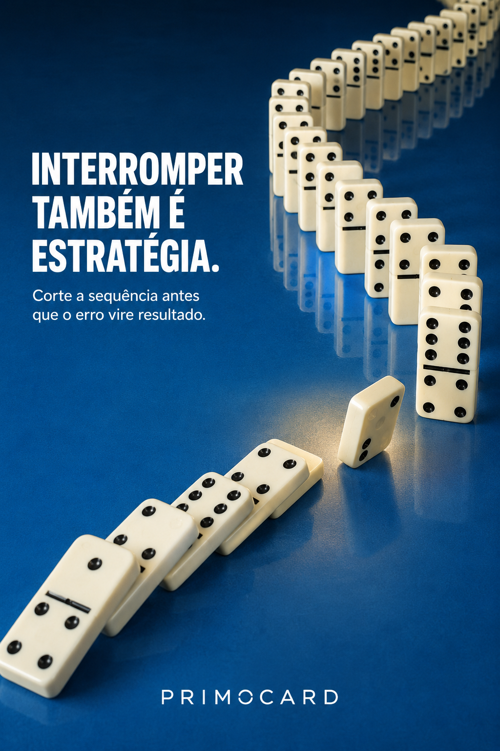 Sequência de dominós interrompida antes de alcançar outras peças, simbolizando prevenção e correção estratégica.