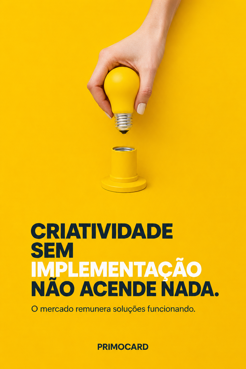 Mão posicionando uma lâmpada amarela em um suporte, representando a transformação de uma ideia criativa em solução implementada.