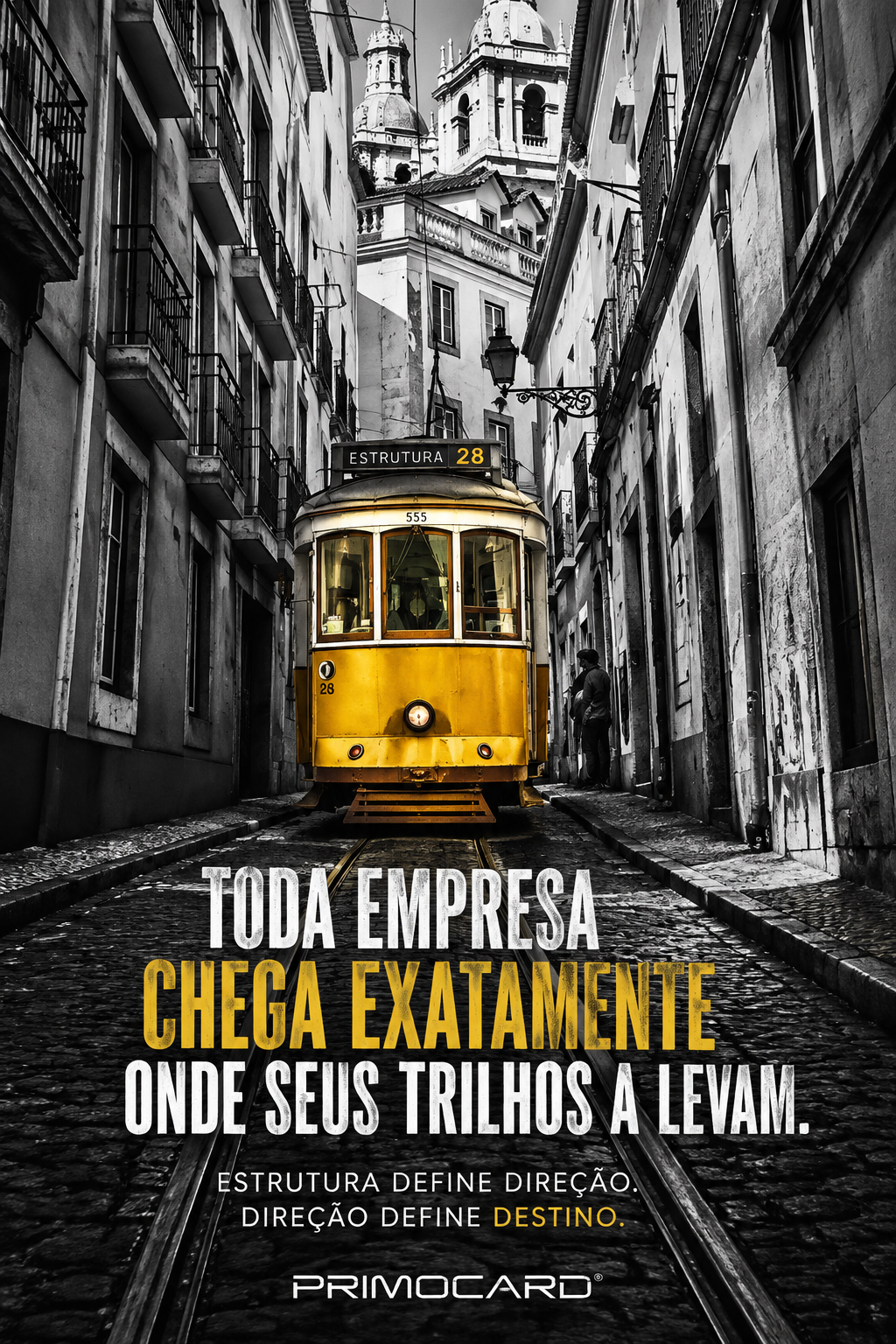 Bonde amarelo seguindo trilhos entre construções antigas, representando uma empresa conduzida pela própria estrutura operacional.