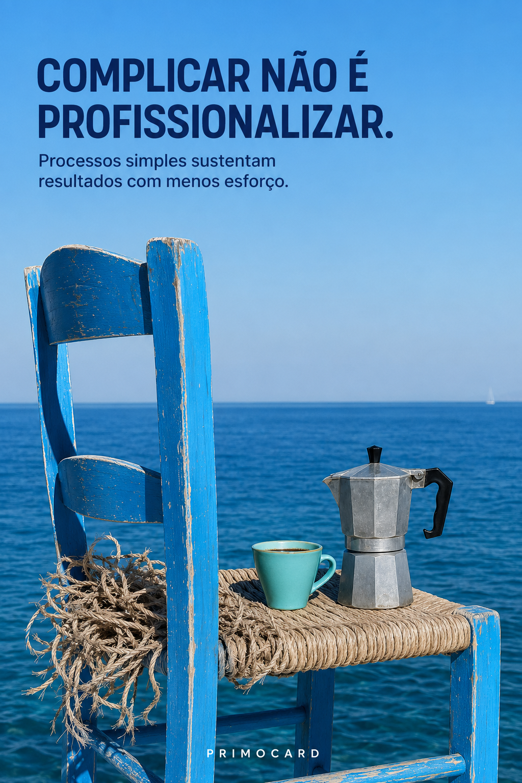 Cadeira azul com cordas e uma cafeteira diante do mar, representando simplicidade e eficiência nos processos empresariais.
