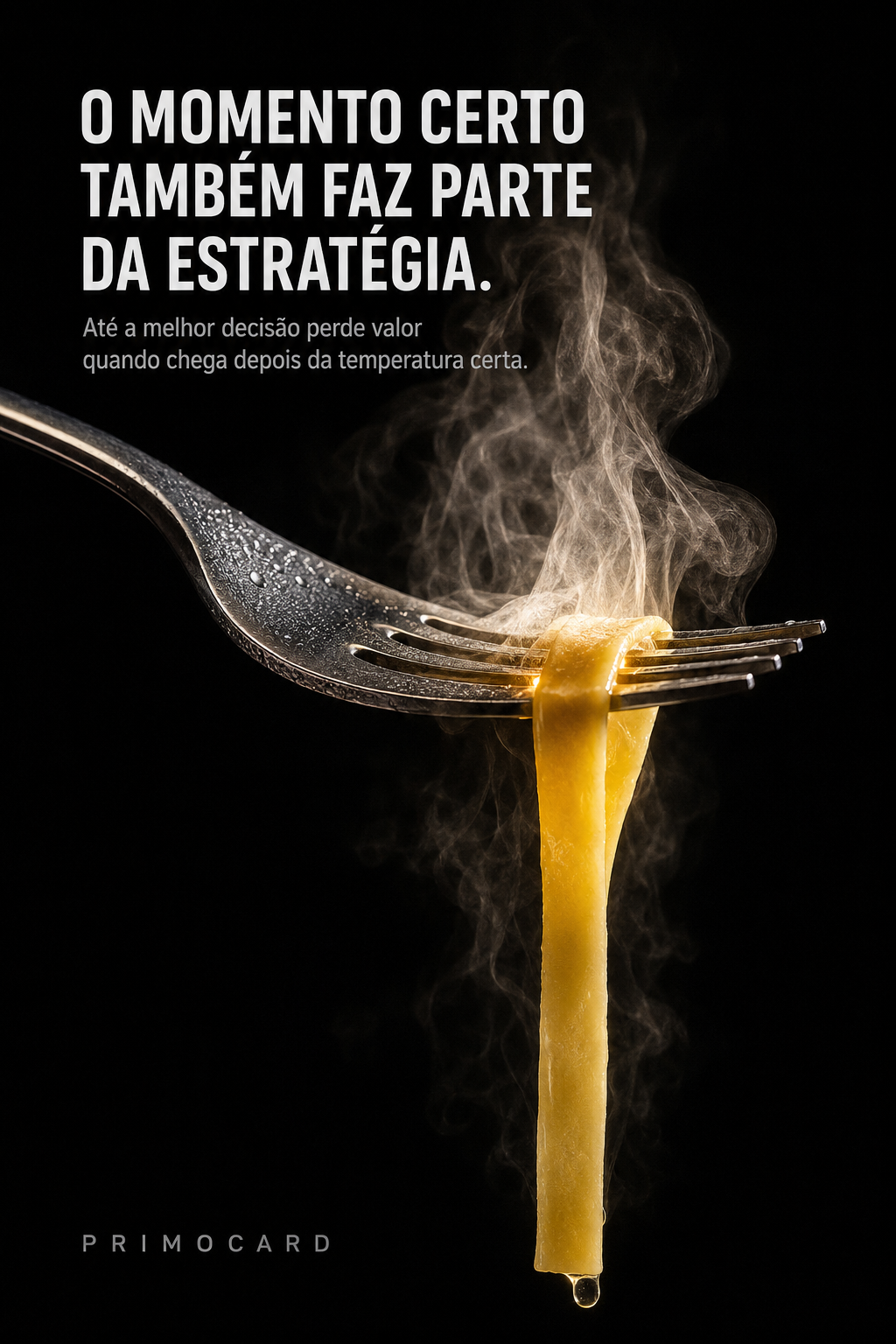 Garfo segurando uma massa quente contra um fundo escuro, simbolizando a importância do momento certo.